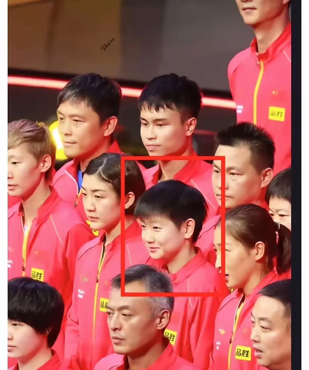 孙颖莎在人群中就是很突出，一眼就能看见，她在合照里从来都没有输过！莎莎就是那种干