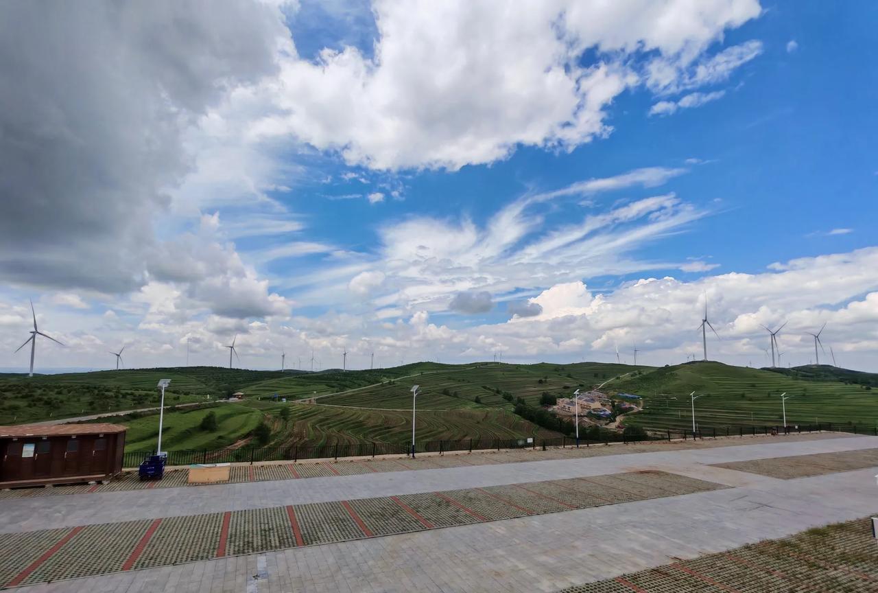 张北，天路景色确实值得走一圈看一看，景色确实有特点，空气极其透彻，来张北要做好防