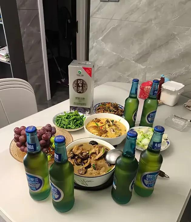 喝这种啤酒的家庭，
应该在中产以下了！
