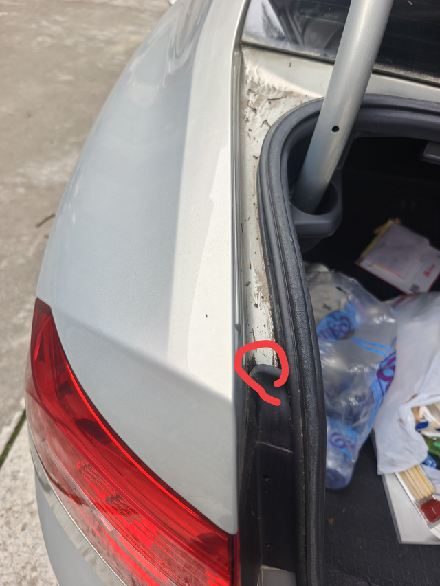 后备箱两侧凹槽
兄弟们，请教一个问题。就是这个后备箱两侧凹槽处。图中画红圈的位置