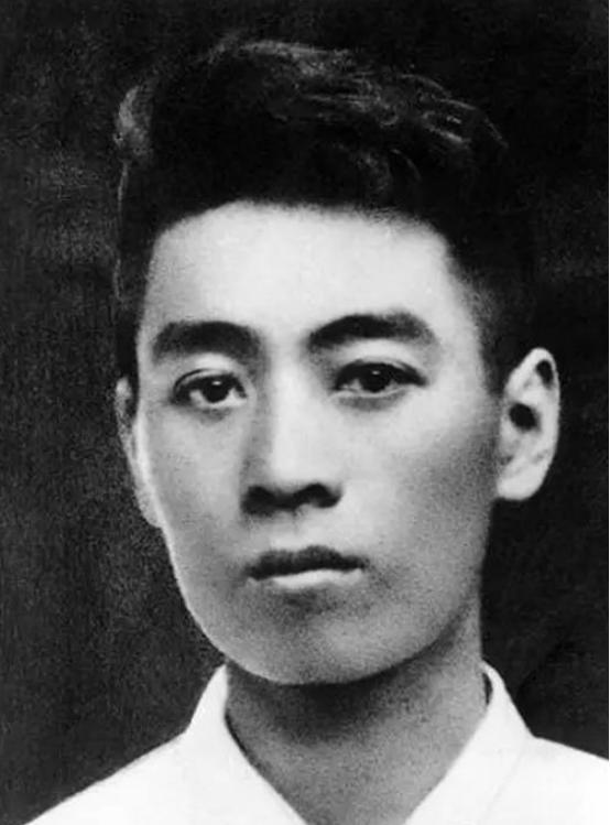 周恩来：一个光荣而不朽的名字
周恩来少年时代在天津、东北等地求学，其间受到新文化
