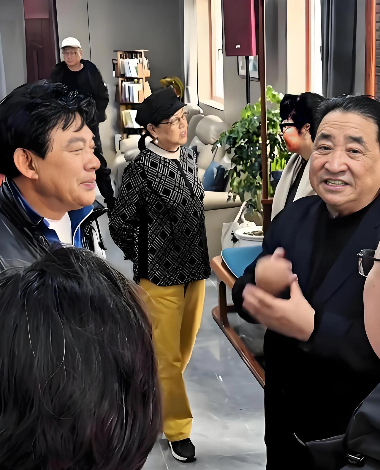 #老照片#
今天在酒店，参加朋友聚会，猜猜碰见了谁，大家有认识的吗？能够知道他们