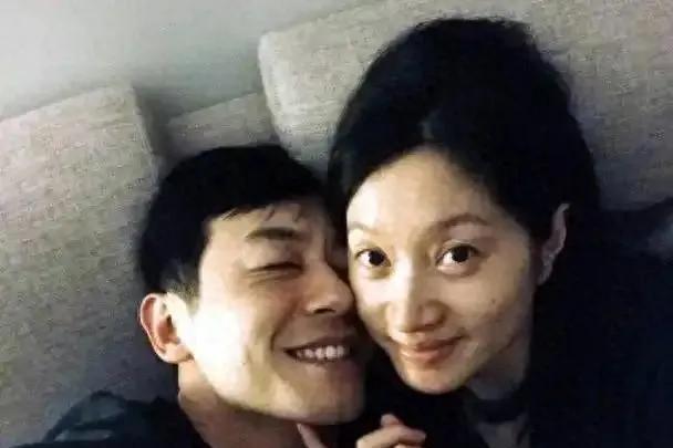 朱亚文沈佳妮夫妇与女儿们秀幸福，全家出动破婚变传闻，回顾两人爱情历程及教育子女理