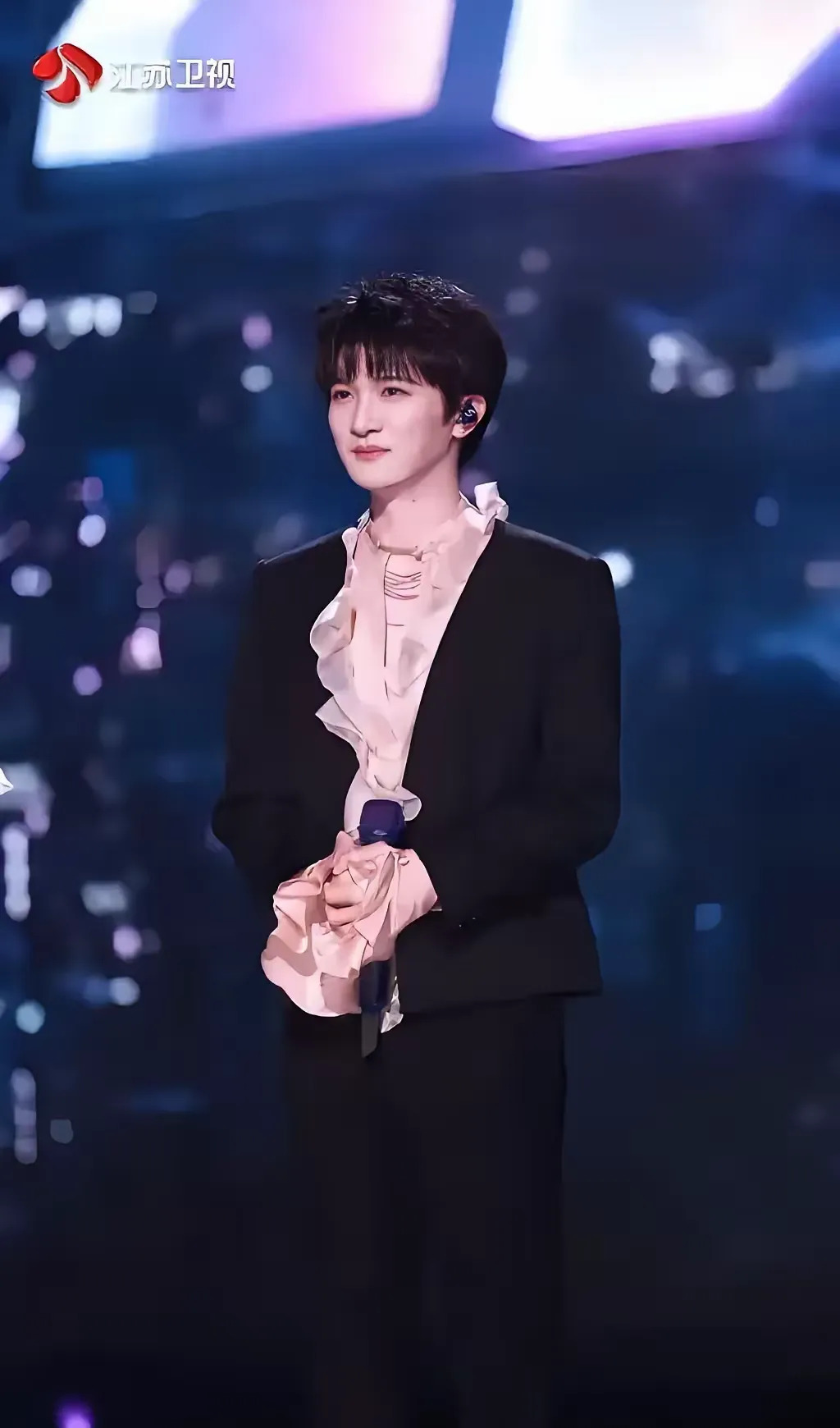 周深性别引热议需规范演出











什么？周深竟然是男的！我一直以为