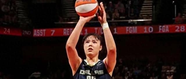 首秀两连胜就急着开香槟？李月汝的WNBA征程恐怕藏着定时炸弹。
教练嘴上说着