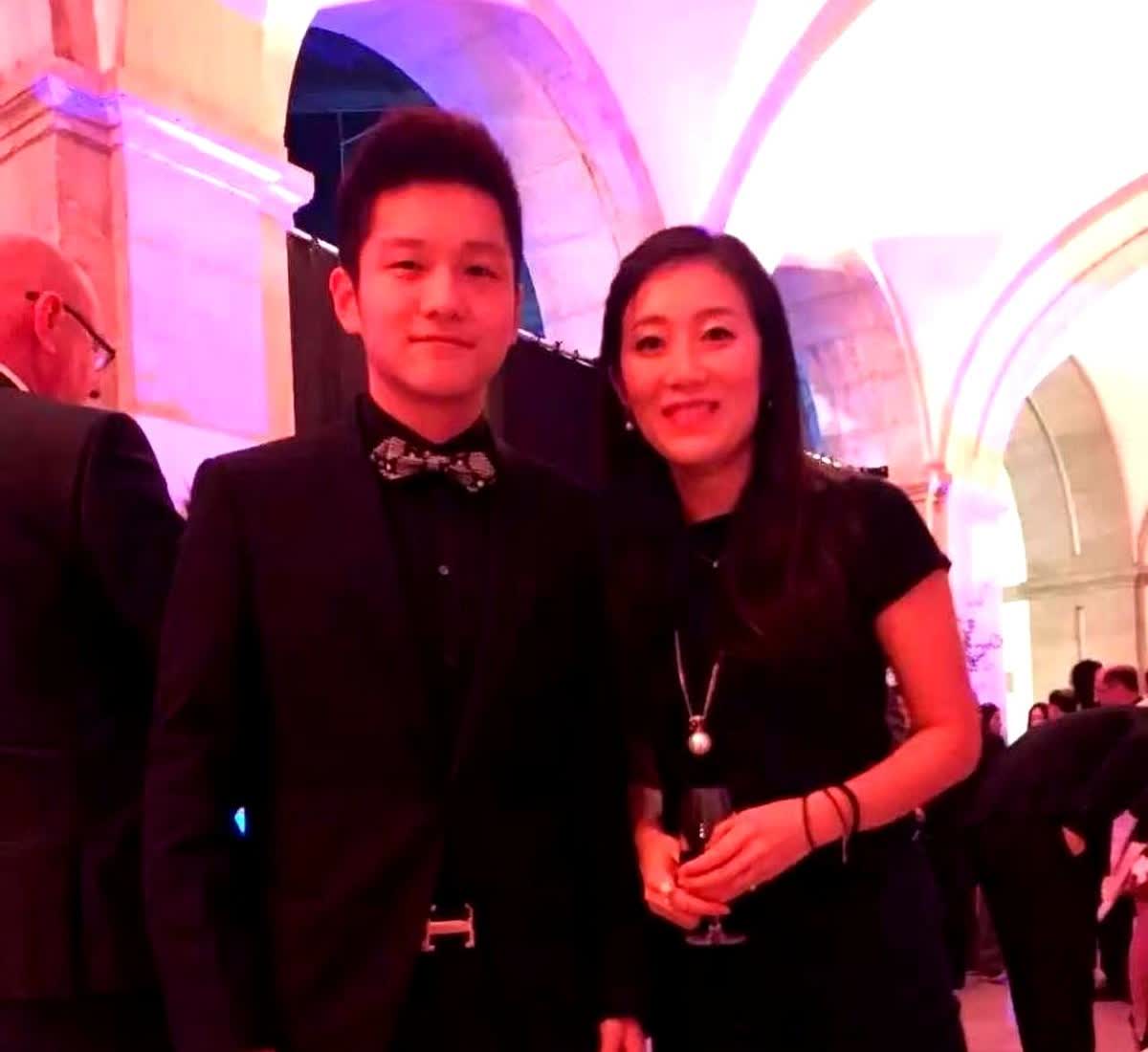 当年樊振东和德国女乒一姐韩莹亲密合影，两人大大方方的站得很近，看来私下关系应该不