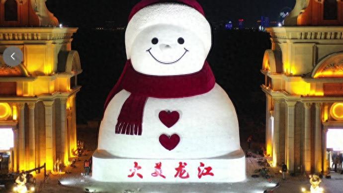 哈尔滨大雪人正面照，超萌！