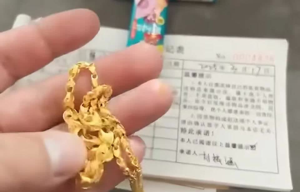 现在的小孩胆子也太大了。
这天，一个男孩走进金店，问老板，是不是可以回收黄金？