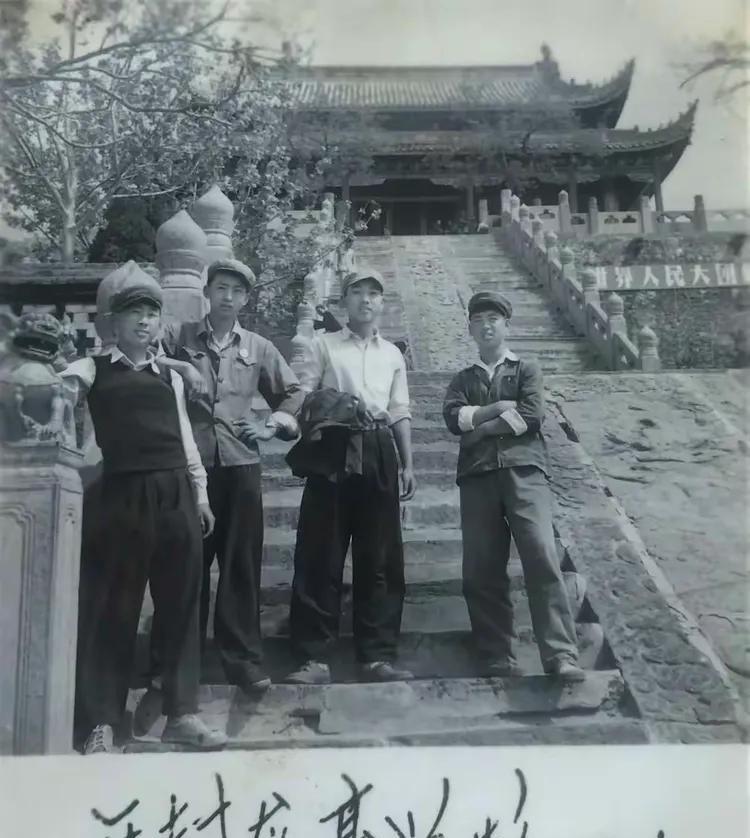 【老照片】河南开封知青老照片。他们1968年毕业于开封第十九中学，下乡到省内密县
