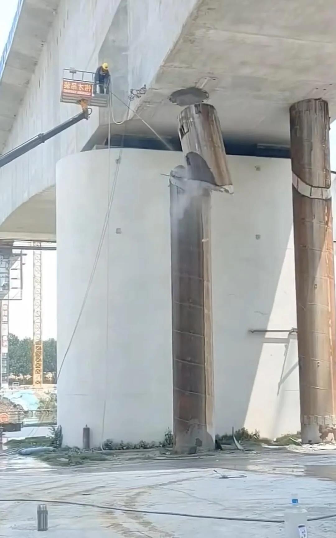 建好的墩柱，为何要拆除？有人知道吗？可以评论区讨论一下。