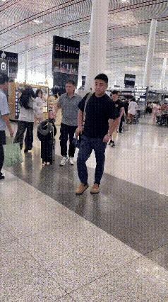 从日本刚回来一两天的功夫，这又背起书包去瑞典，看到王皓教练迈着坚毅的步伐，但是感