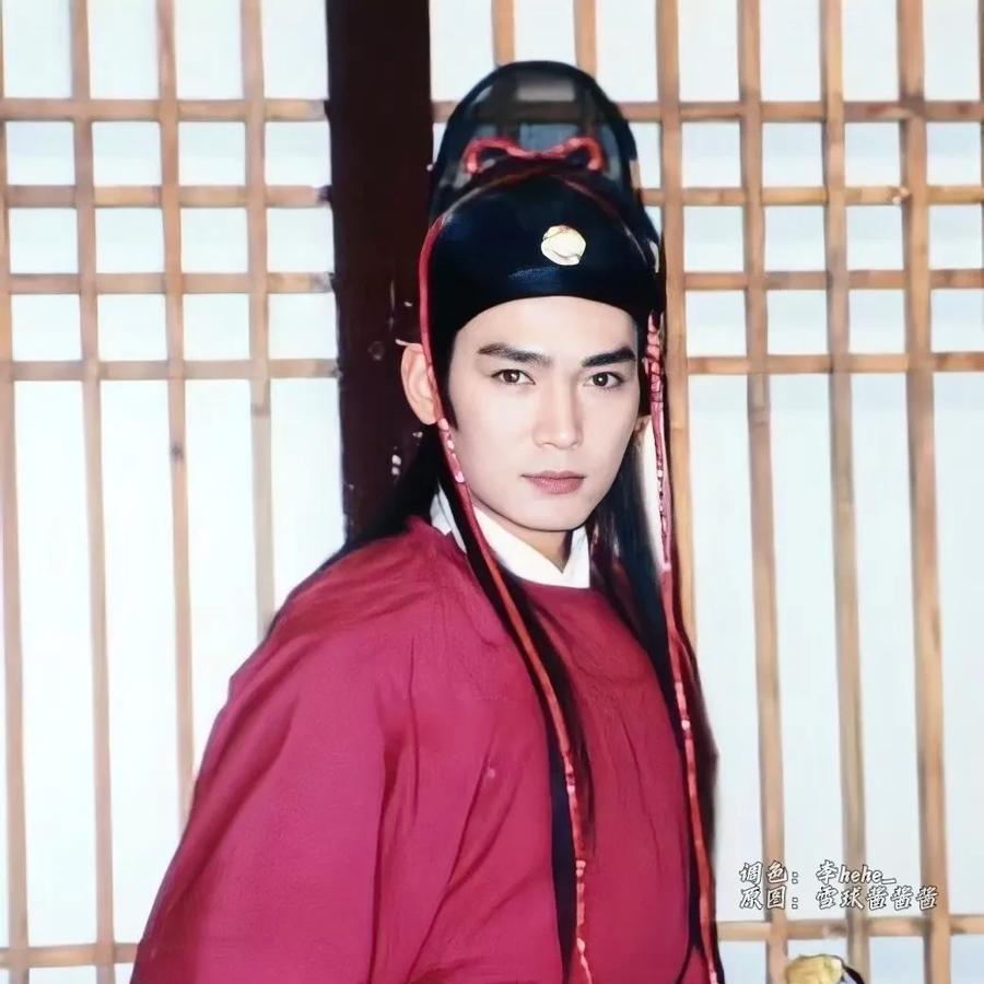 焦叔这波颜值崩坏史简直是教科书级工伤案例。年轻时顶着李寻欢那张建模脸横扫古偶圈，