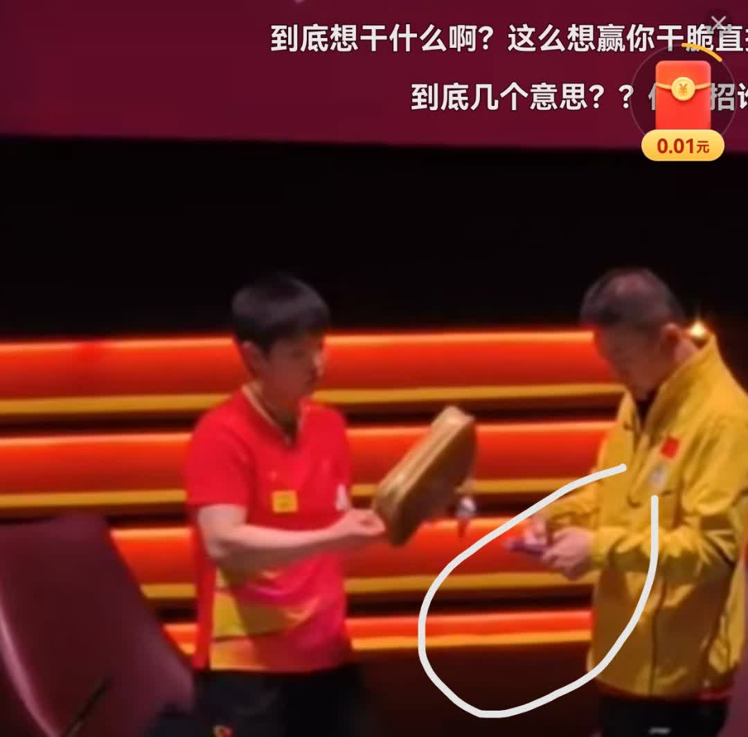 没人注意到吗？王楚钦球不是唯一的受害者，孙颖莎第一天比赛球拍也出了问题

比