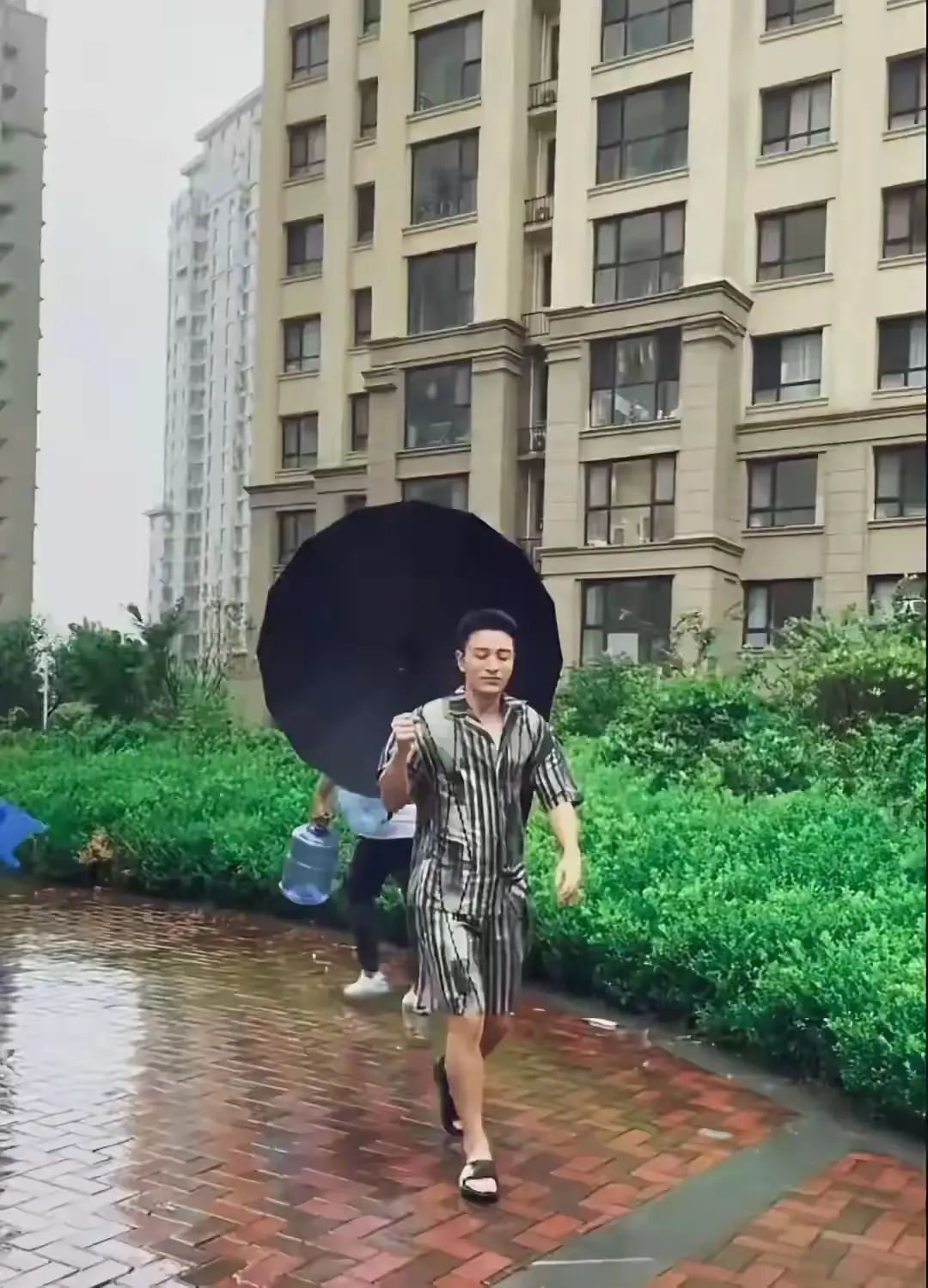 贾乃亮怎么说也是一个富二代，怎么连老婆都留不住