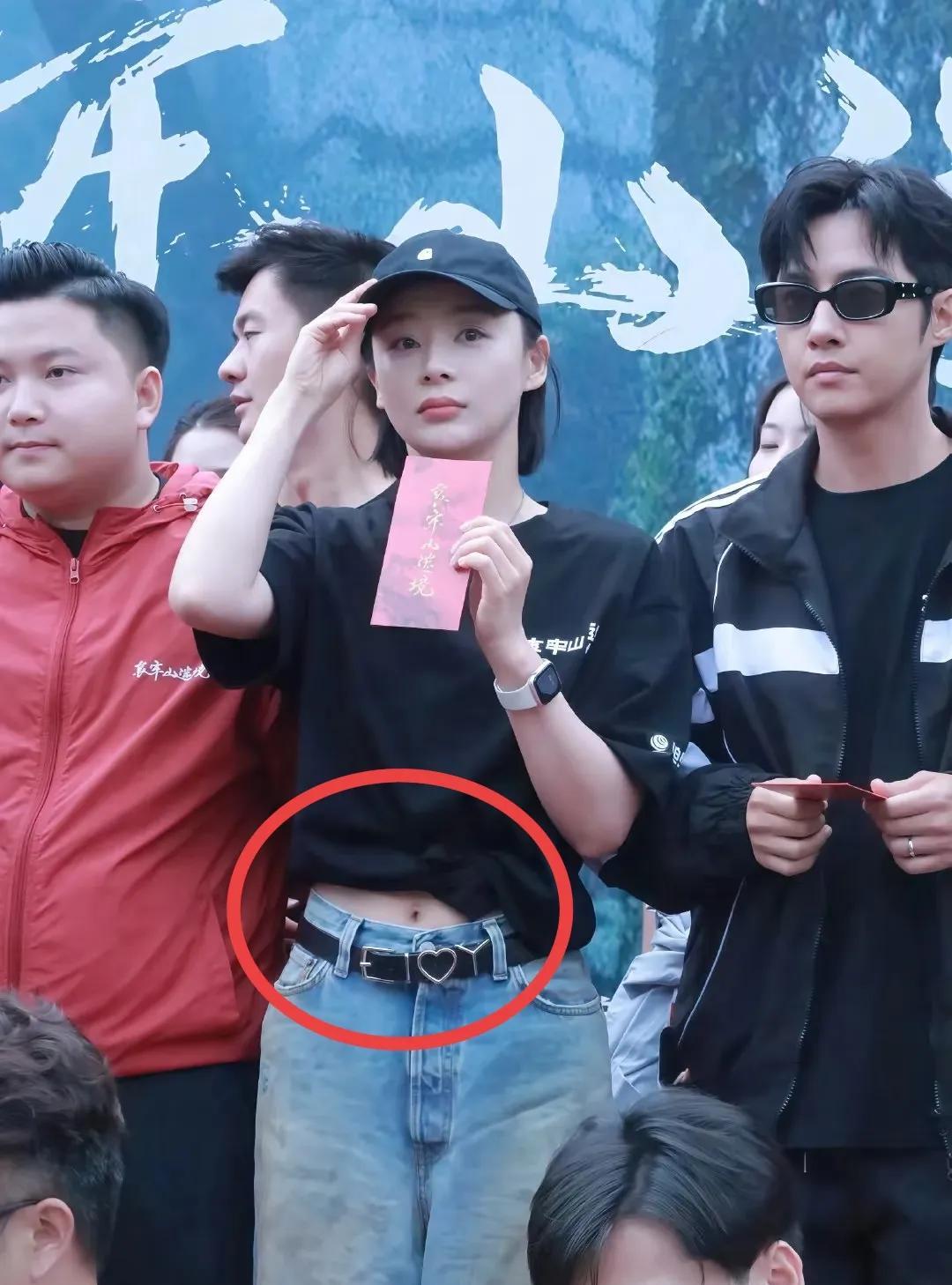 女明星为了展示身材，也是够拼的！山里气温低，男演员都穿着外套，只有袁姗姗穿露肚脐