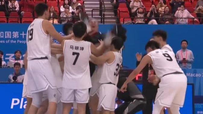 广东U22男篮103-75夺冠！把主帅扔空中！王浩然34分，杜锋盛赞两小将