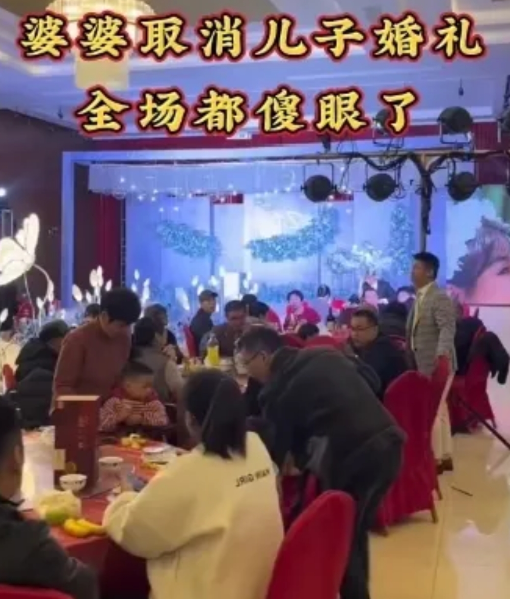 在婚礼上，新娘说道：“改口费得 20万，少一分我都不会叫你妈妈。”婆婆听完，摘下