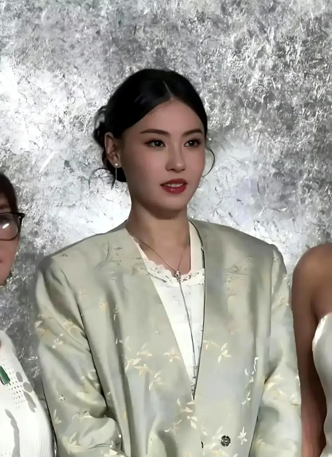 万万没想到
娱乐圈中的
众多不老女神见到她估计也不敢说自己是“不老女神”吧！
此