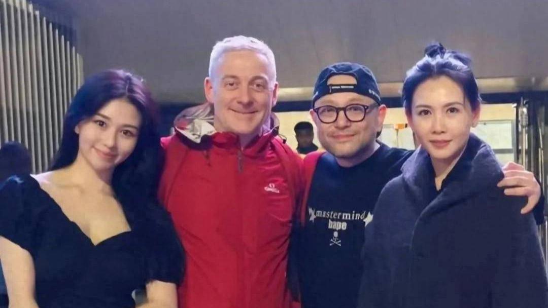 57岁邱淑贞和老公同框，参加朋友的婚宴，打扮像贵妇，状态非常好