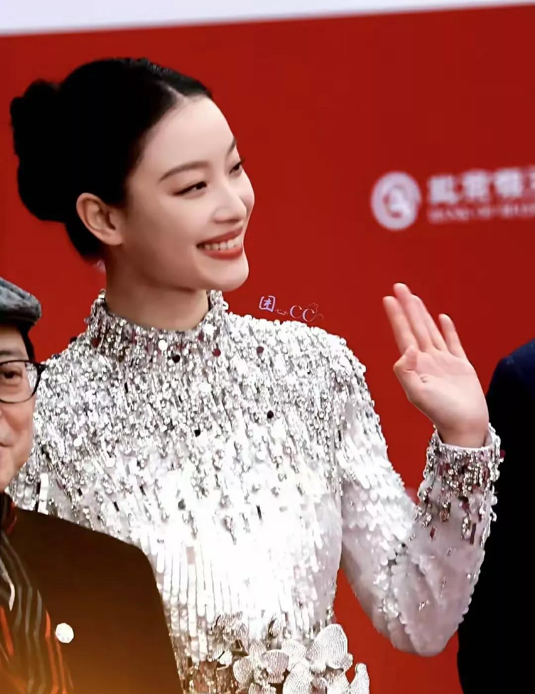 北京国际电影节倪妮的状态绝了：三套礼服一个比一个美，天选骨相美人
在北京国际电影