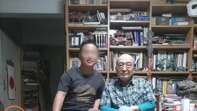 李保田与工人合影：明星还是普通老头儿？
