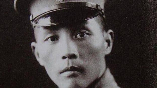 1927年钱大钧追求一女子，女方父亲坚决不允，他掏出手枪就要自杀