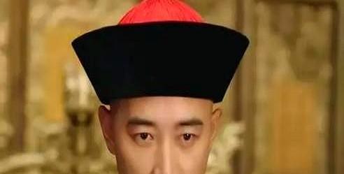 西山落日把龙泉寺的断碑染成锈铁色。
康熙帝踏过山门残阶时，粘腻青苔钻进布鞋缝隙。