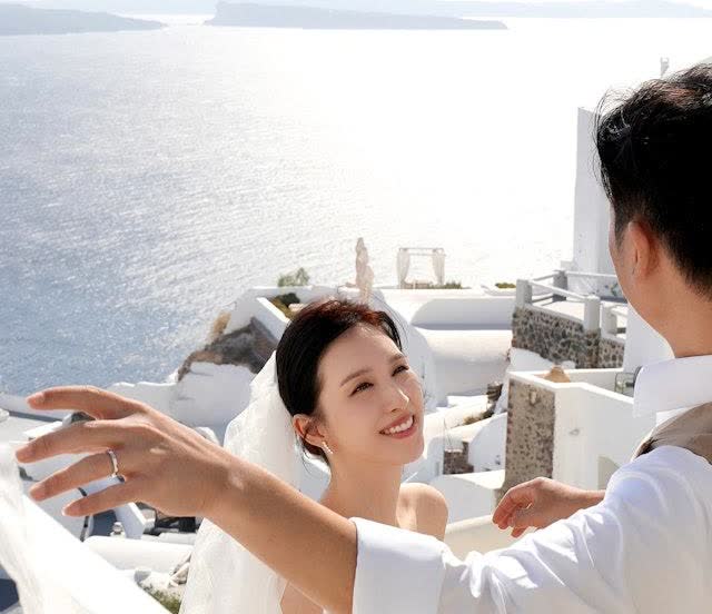 现年36岁、2007年落选港姐何天儿（前名何傲儿）情史出名，曾与大51年娱乐大亨