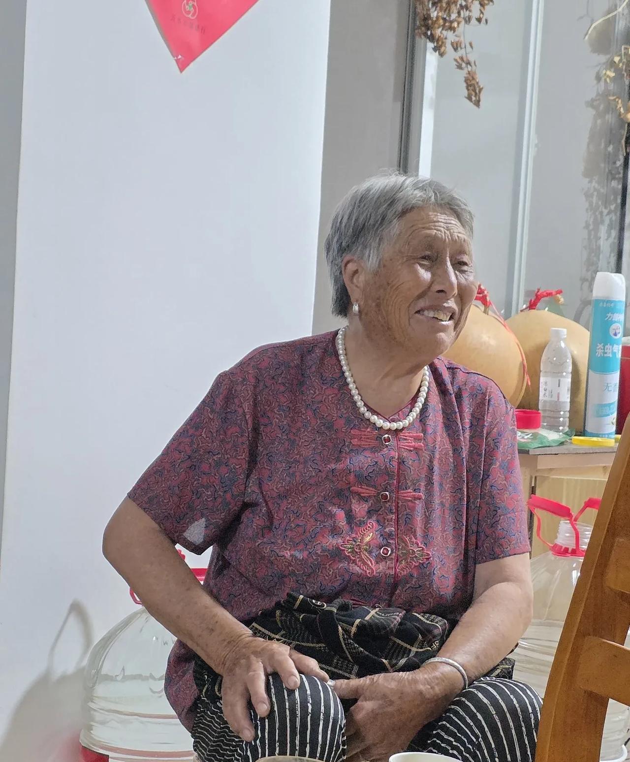 今晚婶子讲了一件事，把我笑得不行了……
今晚村北的三叔和三婶来家聊天，三婶讲了一