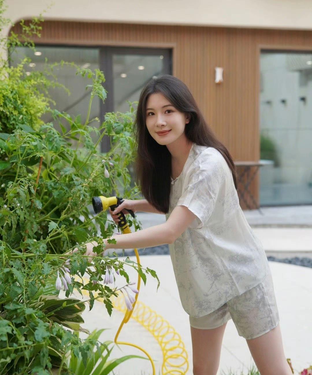把生活调成自己喜欢的频道，在花园里浇灌花草，感受生命的蓬勃；在画架前沉浸创作，让