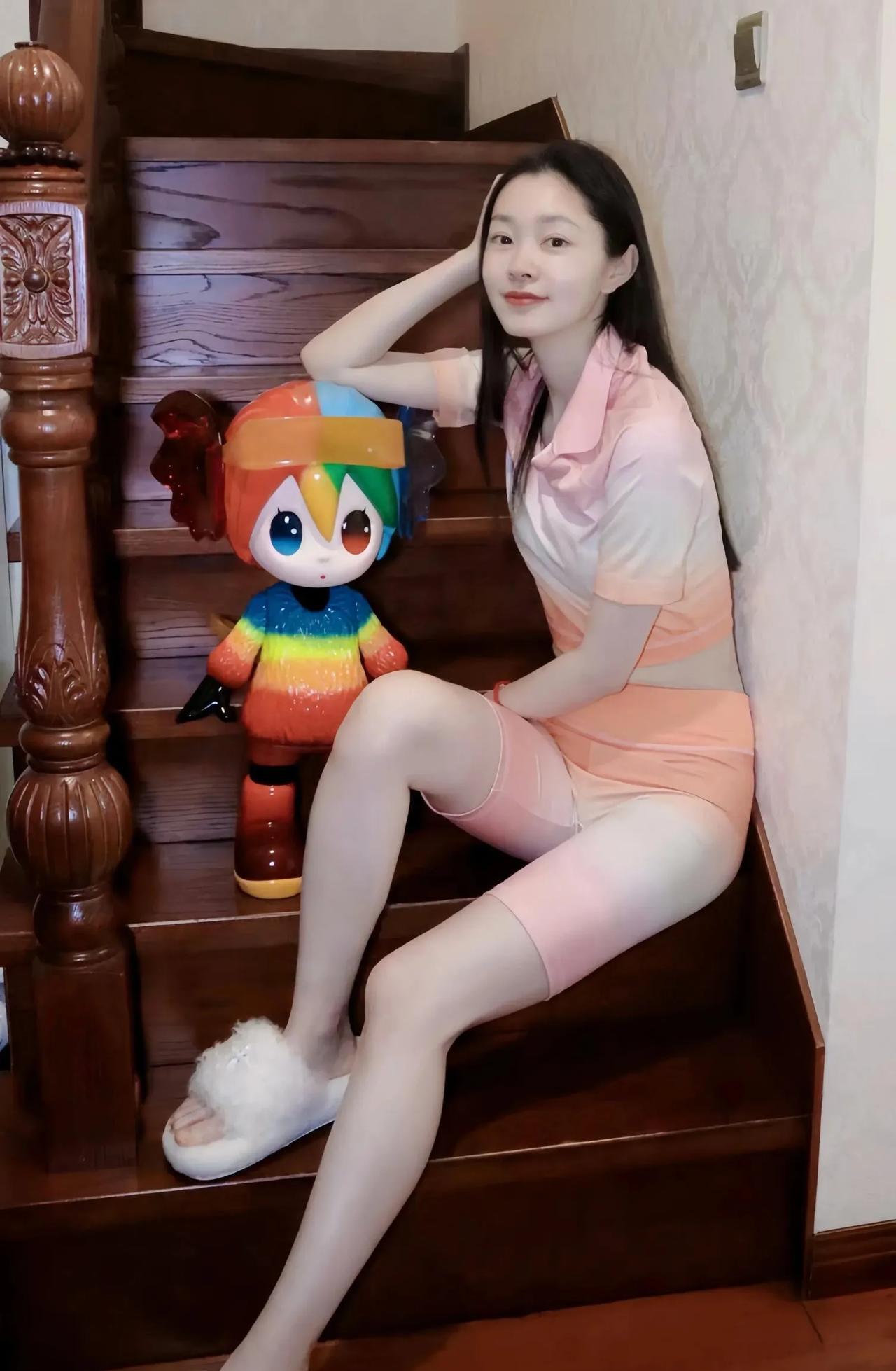 偶然间看到素颜的宋轶，着实令人眼前一亮。