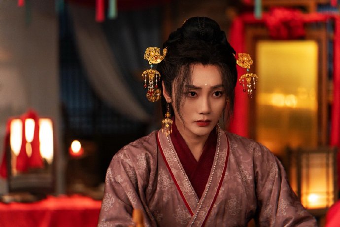 刘也《月拢雁西归》女装造型太绝了！精致妆容亮眼吸睛，骨子里的英气丝毫不减，走路带