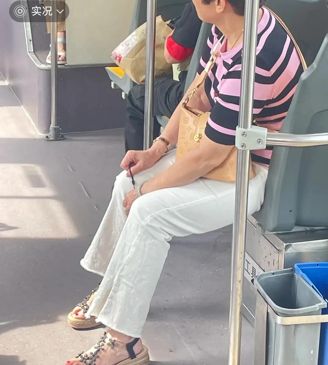 厉害了，
在公交上看到邻座阿姨的穿搭，瞬间被狠狠拿捏了！
低头，
感叹 时尚果然