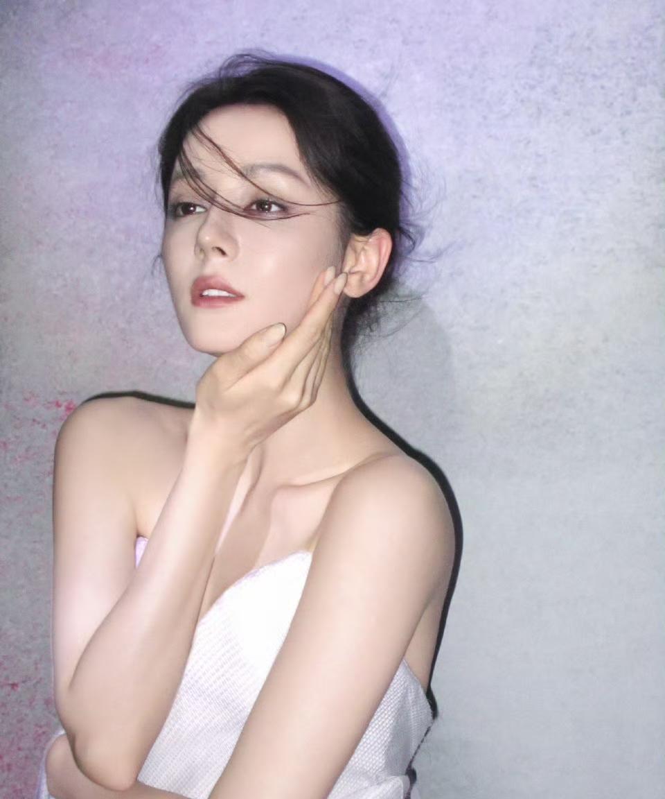 误入朦胧之境，光芒流转间镜头聚焦于@Dear-迪丽热巴 ，收获三张限定版啦