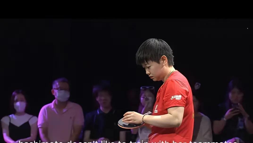 孙颖莎对战桥本，你知道英文版解说怎么说的吗？
桥本不喜欢和队友一起训练，
因为她