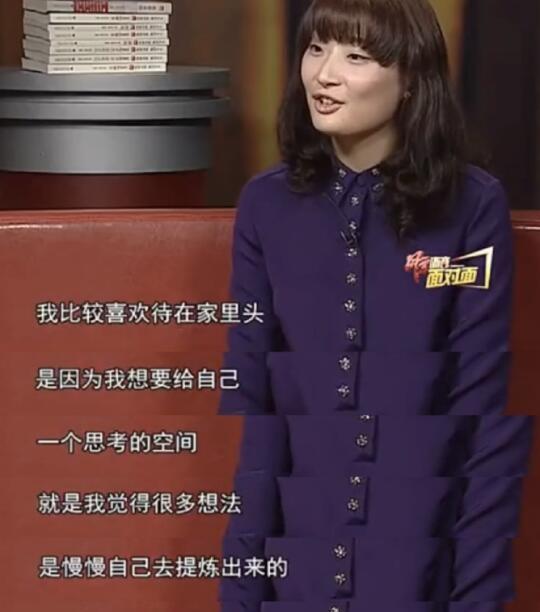 再翻看宗馥莉十几年前的采访，
会发现大小姐小时候就已不凡。
三十出头便独爱思考，