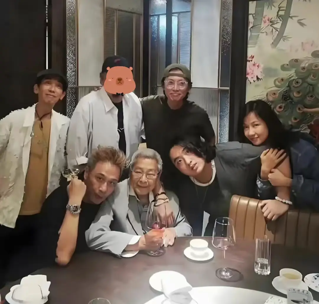 吴镇宇全家罕见露面，王丽萍嫁给吴镇宇后就不用做饭