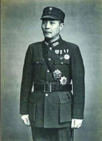 1936 年，西安事变后，蒋介石飞回南京。飞机一落地，戴笠就凑上前说话，蒋介石听