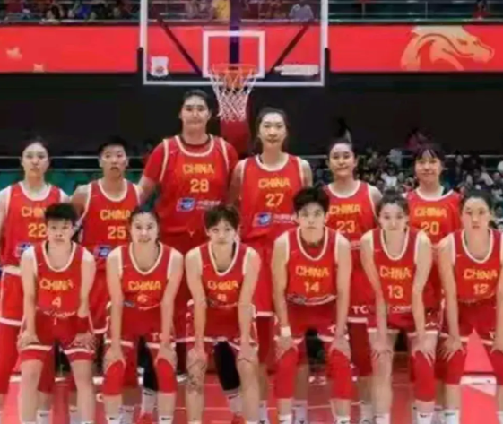 老将在团队配合方面更加默契，能快速理解战术意图并执行到位。对抗这样的鱼腩球队，我