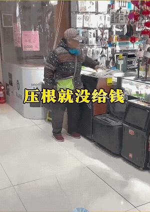 大妈购物不给钱，还气势汹汹和老板怼上了！
大妈这理直气壮零元购，难道她不知道监控