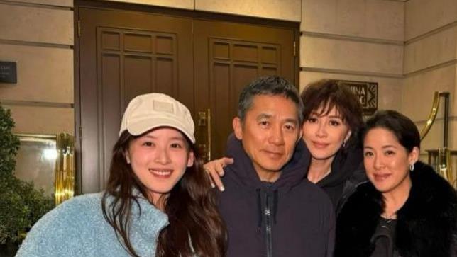刘强东夫妇现身香港，章泽天和马云同场，和刘嘉玲梁朝伟亲昵合照