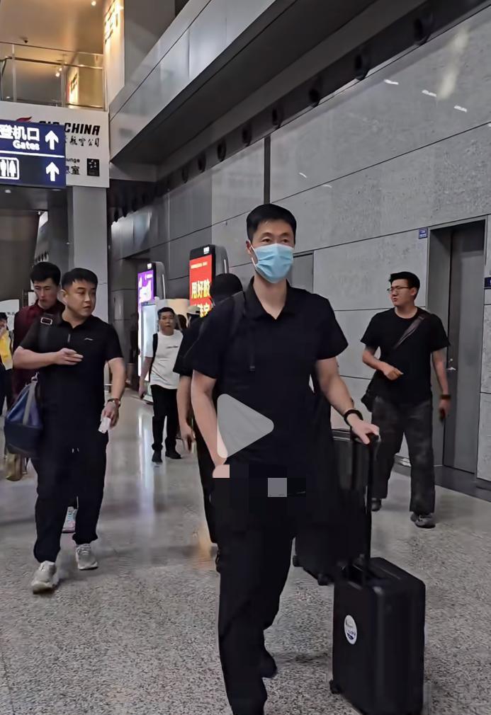 王励勤 王皓随国乒队成都出发回北京啦
5月8日，王励勤主席和王皓指导随国乒队员