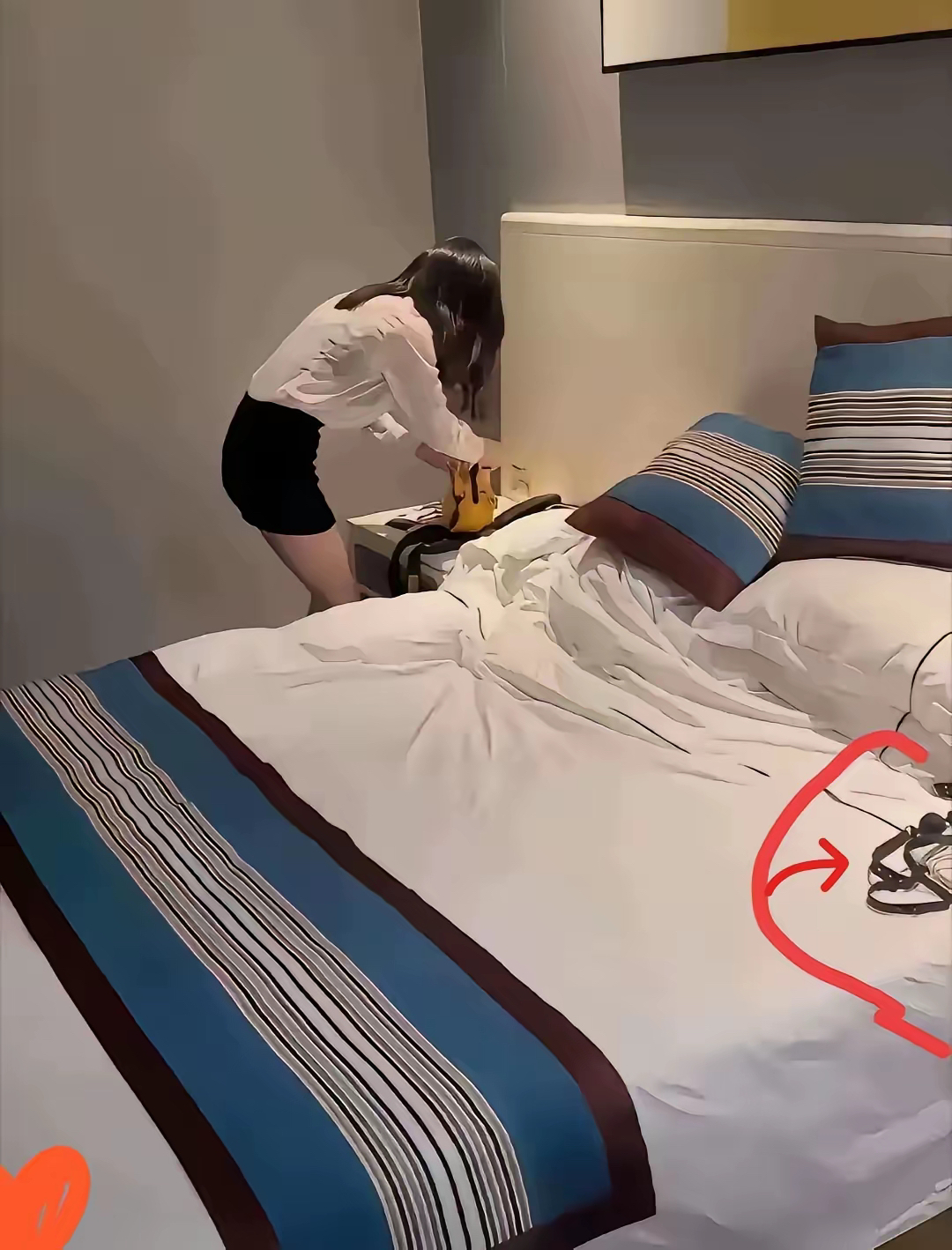 服务员收拾房间，发现顾客落下的东西，也不清楚这是什么玩意儿，要不要通知顾客回来拿