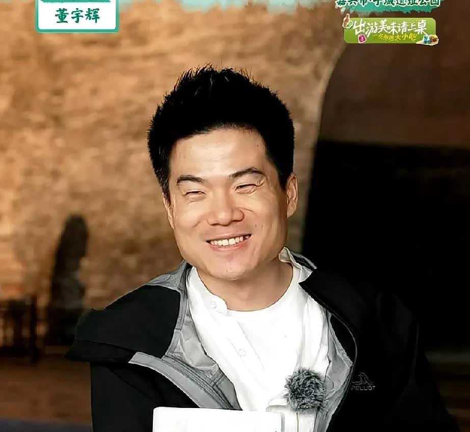 慧丽今天太可爱了，好几次打断了宇辉想摸鱼的想法。
宇辉说:我们趁着雨小赶快把节