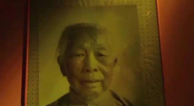 1949年8月，一个衣衫褴褛的老妇人牵着一个面黄肌瘦的小孩儿，来到湖南省平江县县