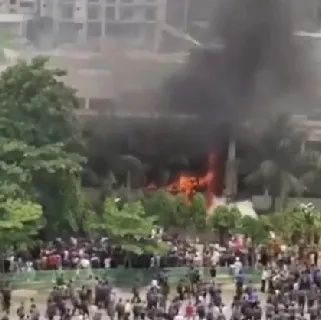 惊闻孟加拉国一架空军教练机于当地时间21日13时30分坠毁在一所学校里，造成19