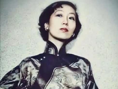 1956年，吃下堕胎药的张爱玲，在床上疼的直打滚。突然，孩子掉下来，她长舒一口气