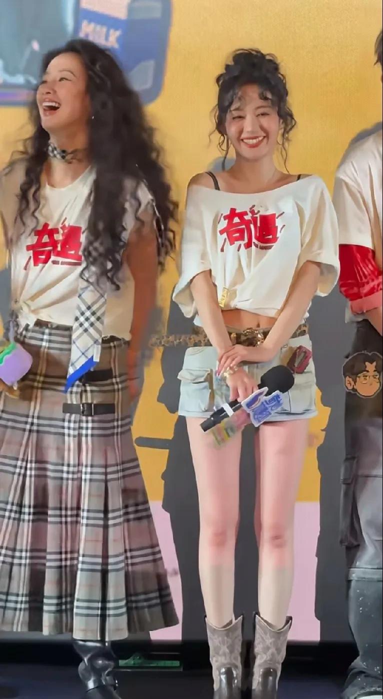 郑合惠子的腿简直绝了啊！又直又细，就跟漫画里画的一样。
神奇的是，她的脸明明特别