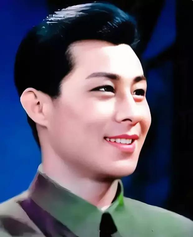 曾经是大名鼎鼎，家喻户晓的电影明星，他没有选择豪宅，也没有请保姆，而是住进了一家
