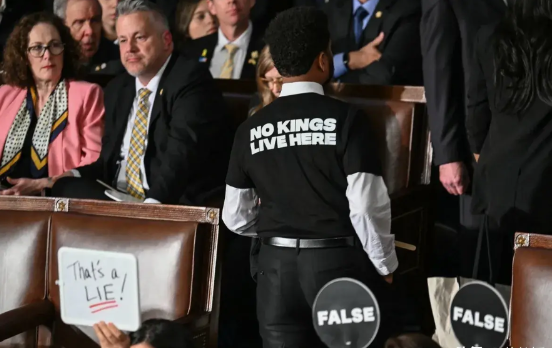 有趣，特朗普尴尬了
民主党众议员麦克斯韦·弗罗斯特（Maxwell Frost）